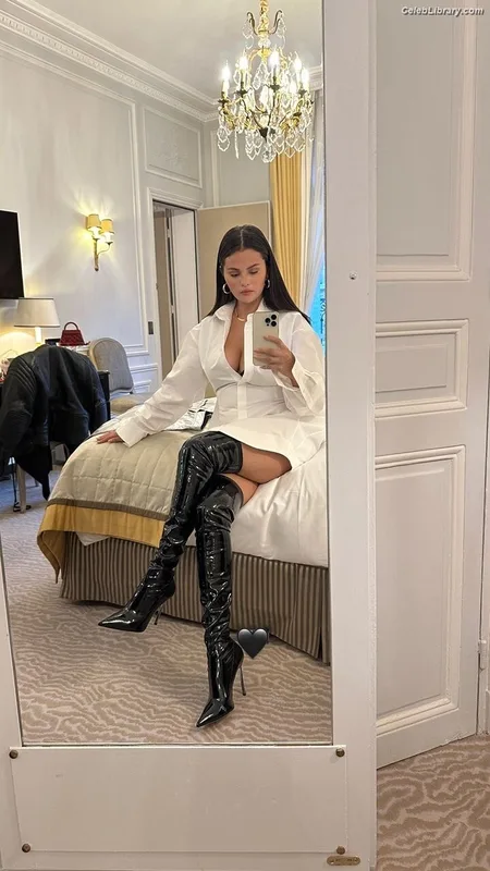 Selena Gomez photo 20 of 3523