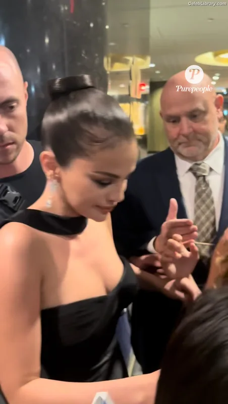 Selena Gomez photo 10 of 3523