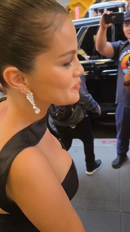 Selena Gomez photo 12 of 3523