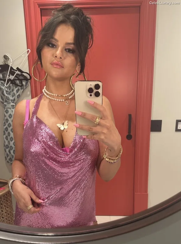 Selena Gomez photo 15 of 3523