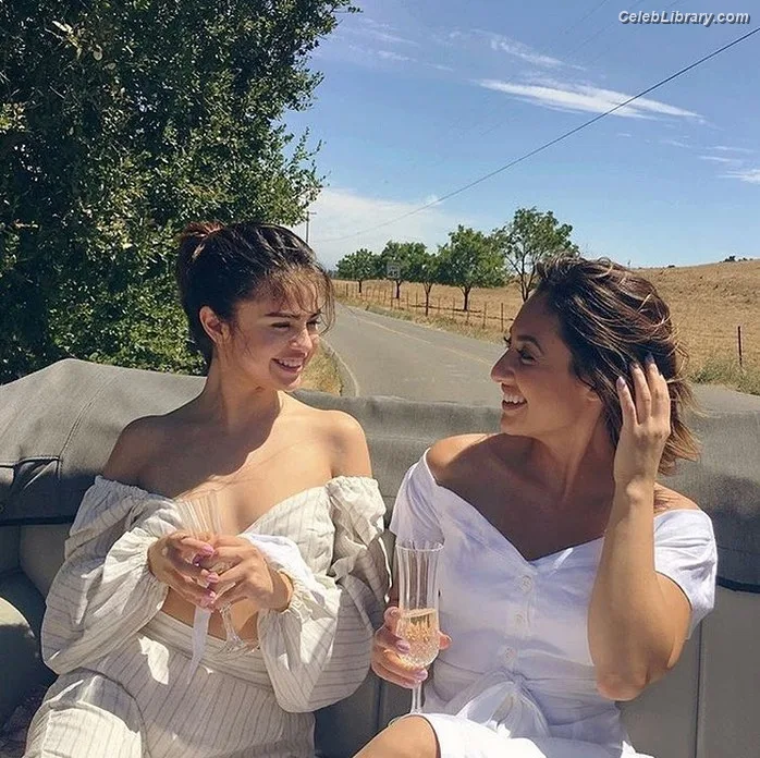 Selena Gomez photo 17 of 3523