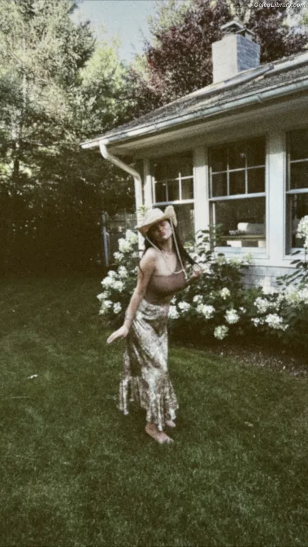 Selena Gomez photo 21 of 3523