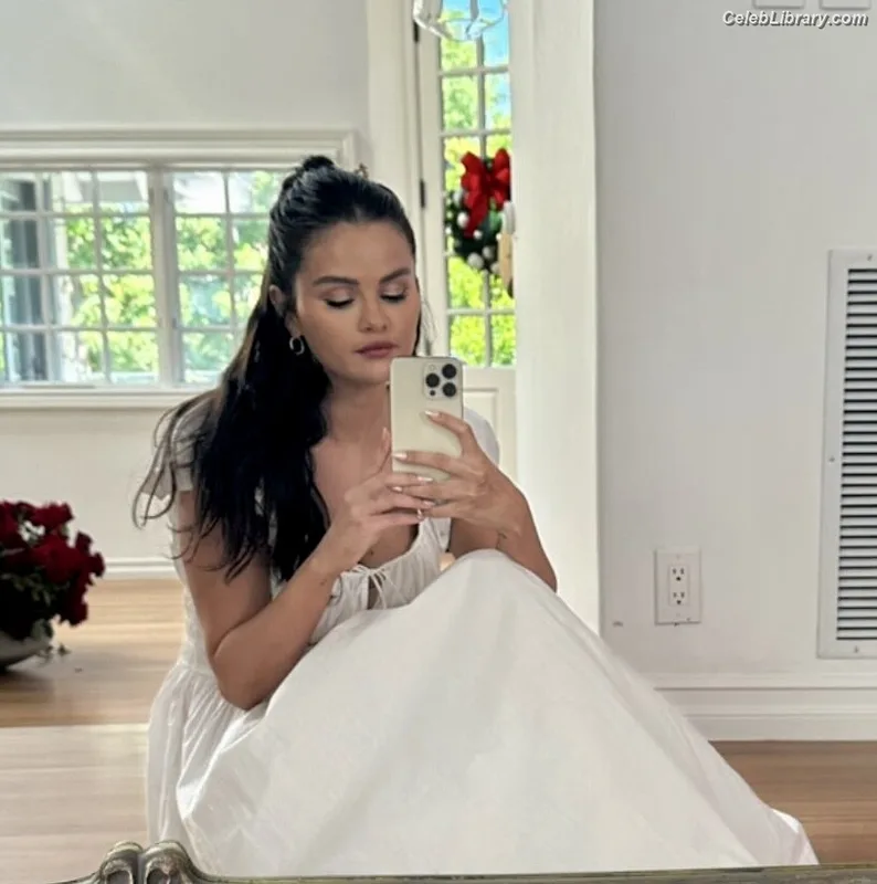 Selena Gomez photo 24 of 3523