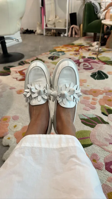 Selena Gomez photo 1 of 3523