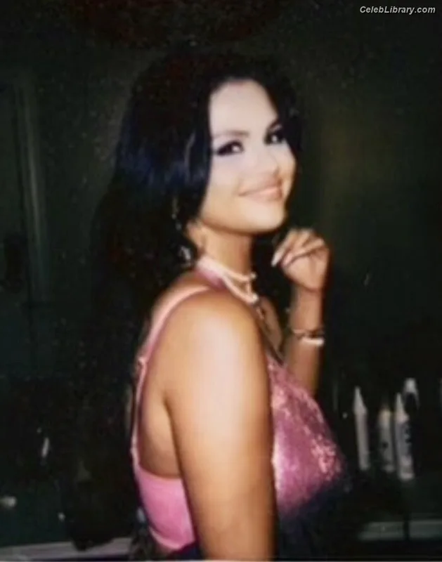 Selena Gomez photo 8 of 3523