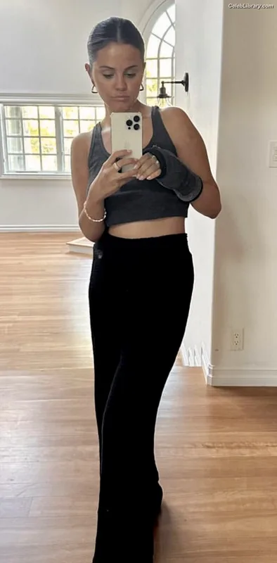 Selena Gomez photo 14 of 3523