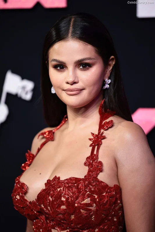 Selena Gomez photo 21 of 3523