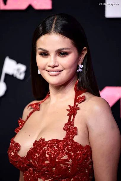 Selena Gomez photo 23 of 3523