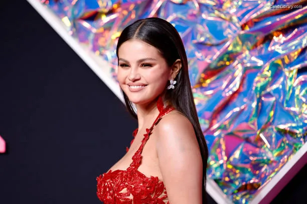 Selena Gomez photo 24 of 3523