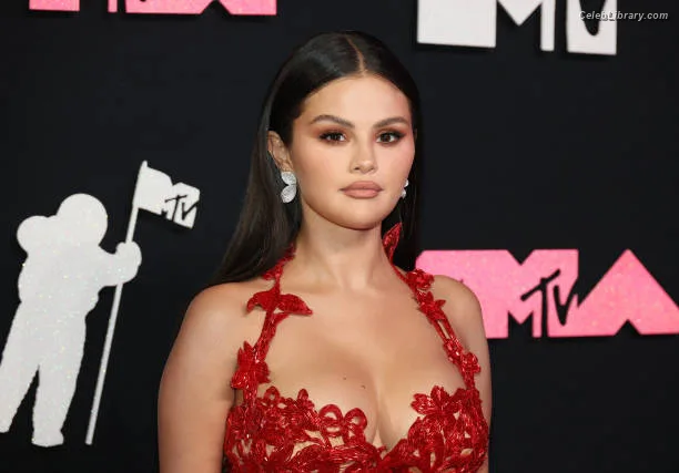 Selena Gomez photo 2 of 3523
