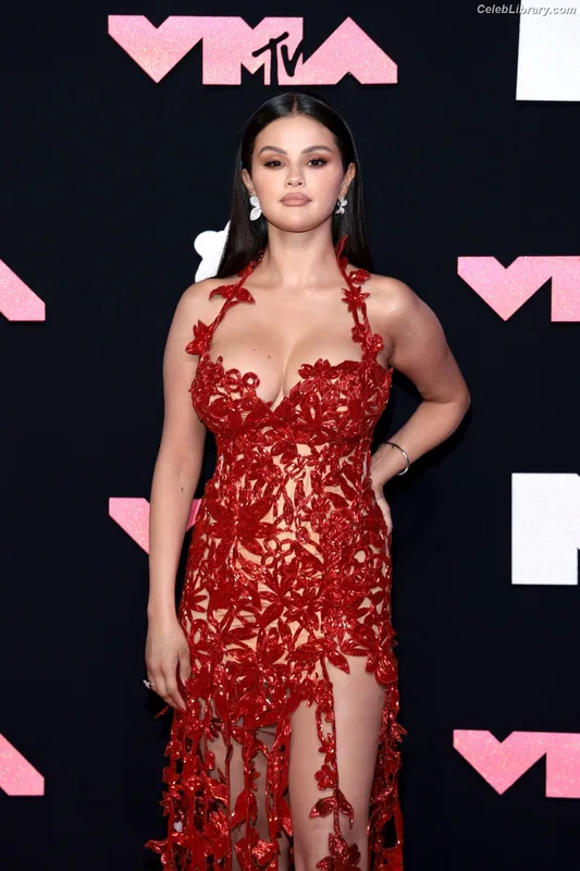 Selena Gomez photo 7 of 3523