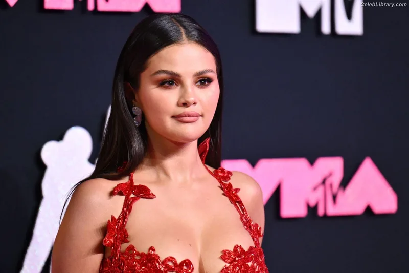 Selena Gomez photo 8 of 3523