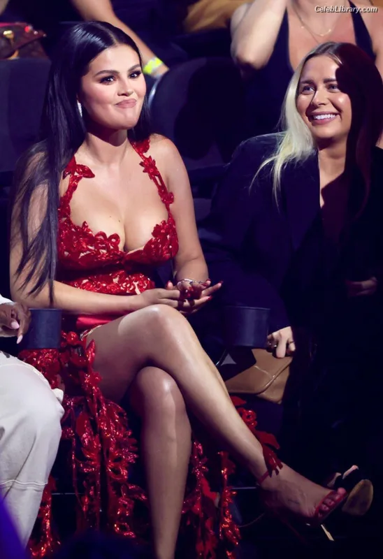 Selena Gomez photo 2 of 3523