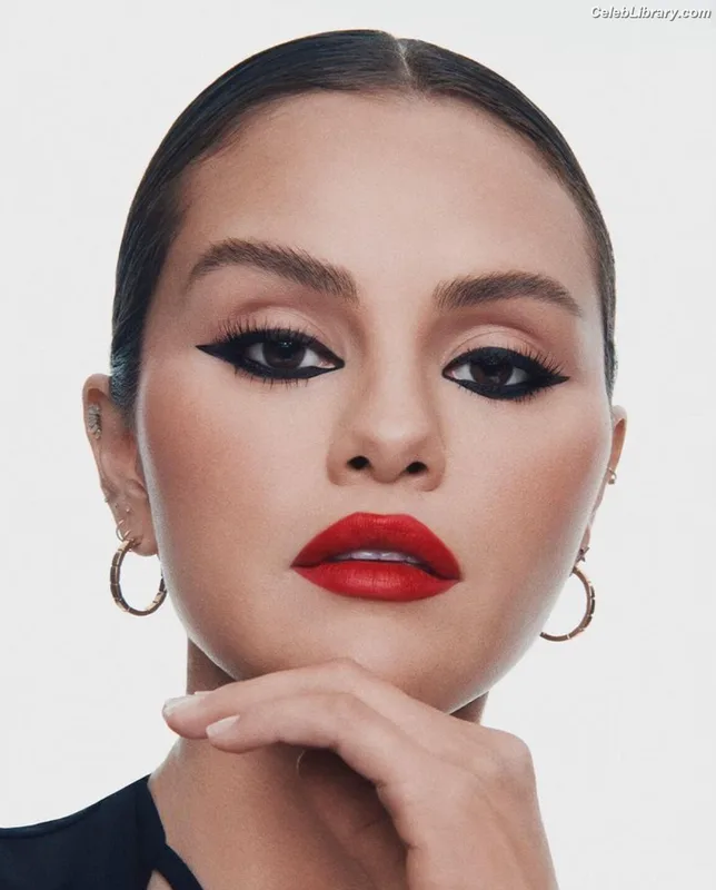 Selena Gomez photo 8 of 3523