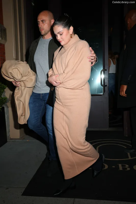 Selena Gomez photo 24 of 3523