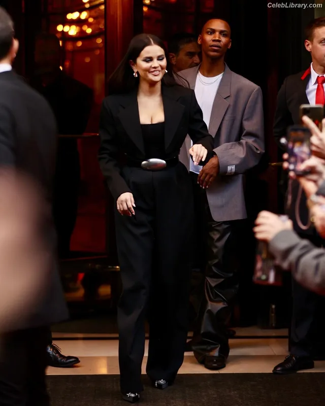 Selena Gomez photo 1 of 3523