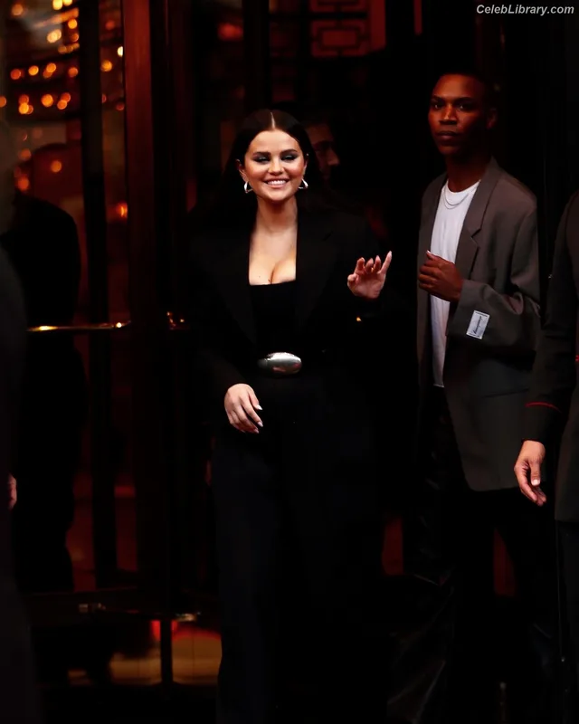 Selena Gomez photo 2 of 3523