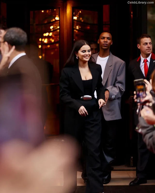 Selena Gomez photo 3 of 3523