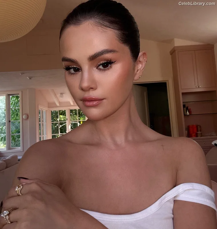 Selena Gomez photo 21 of 3523