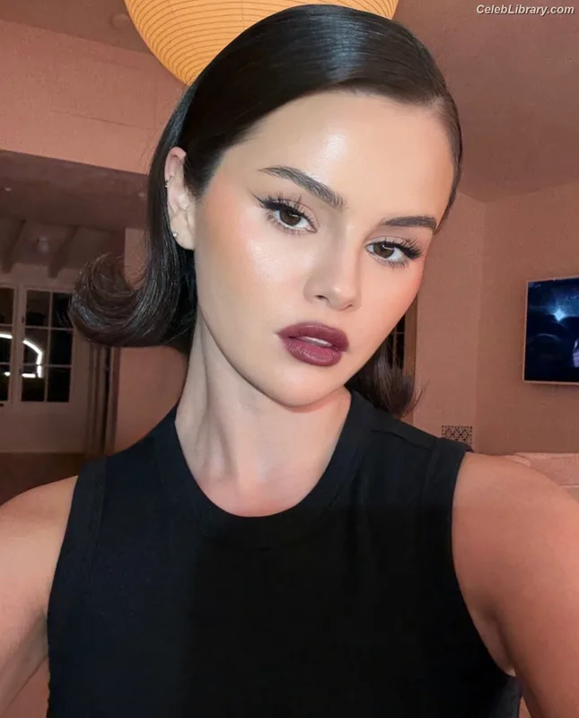 Selena Gomez photo 22 of 3523
