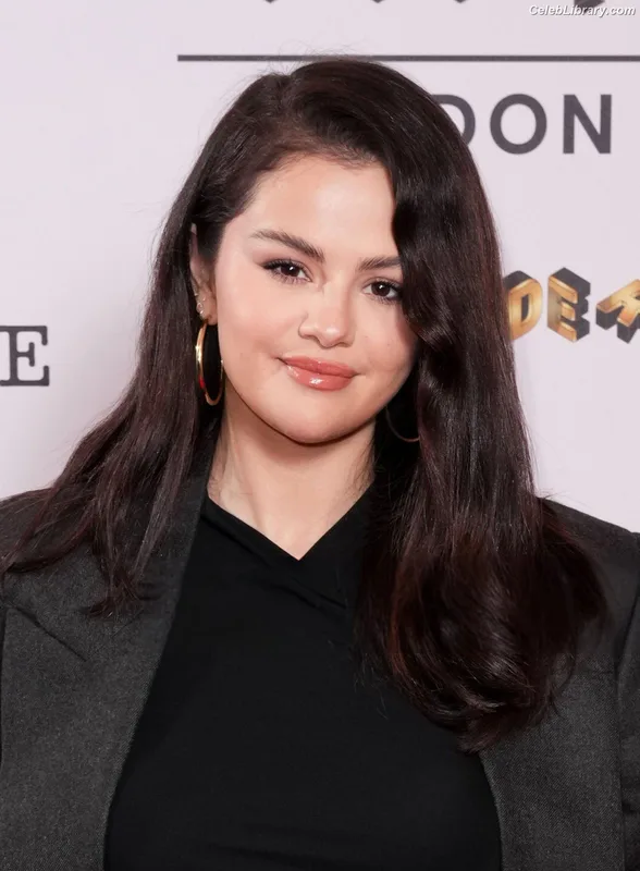 Selena Gomez photo 1 of 3523