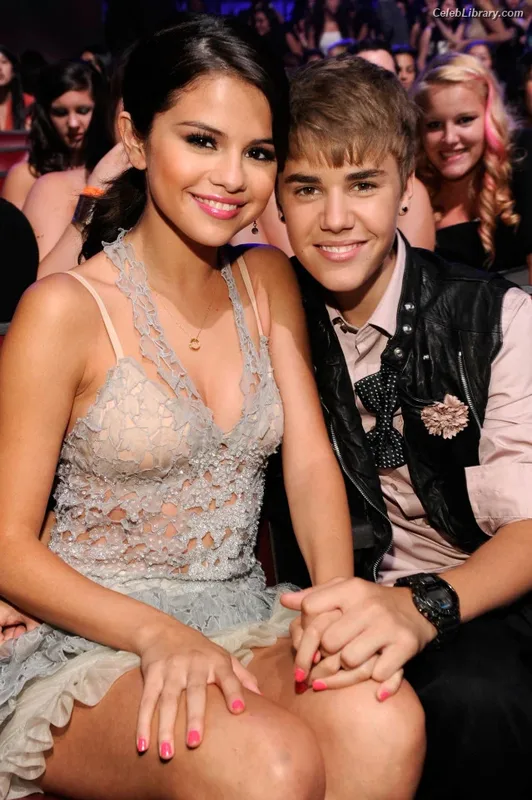 Selena Gomez photo 2 of 3523