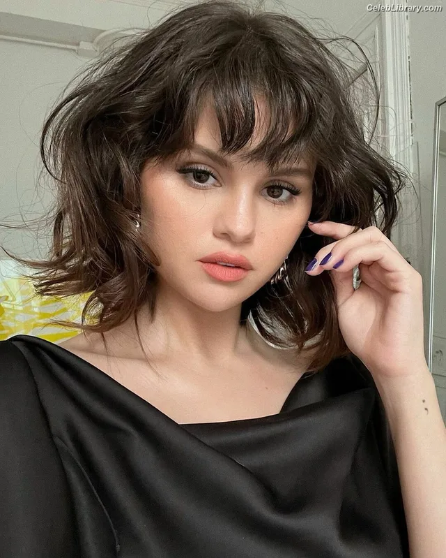 Selena Gomez photo 10 of 3523