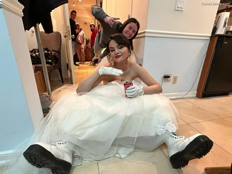 Selena Gomez photo 21 of 3523