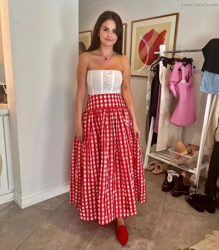 Selena Gomez photo 24 of 3523