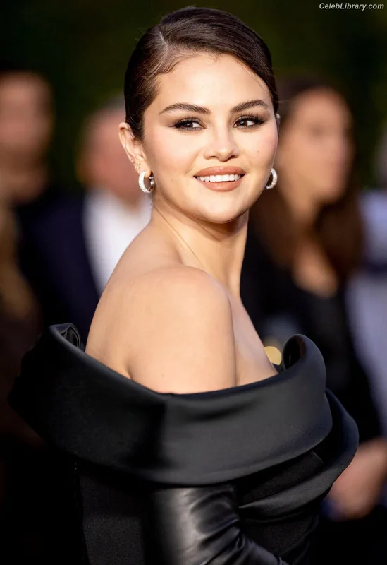 Selena Gomez photo 4 of 3523