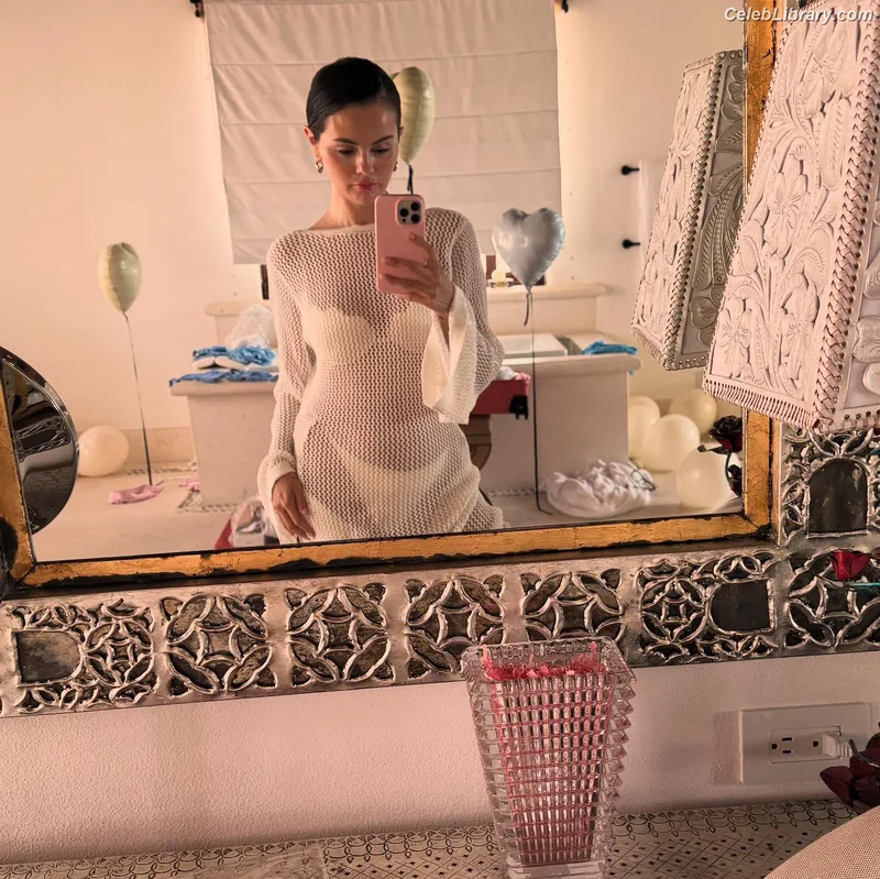 Selena Gomez photo 8 of 3523