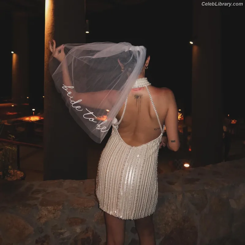 Selena Gomez photo 10 of 3523