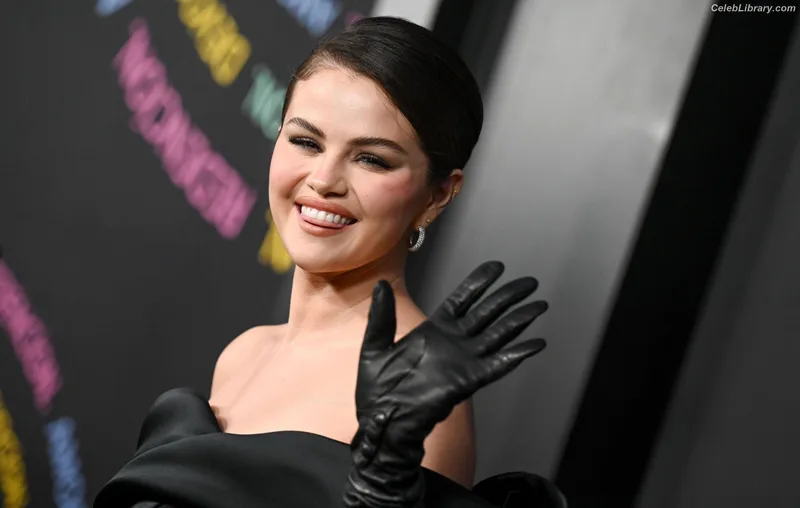 Selena Gomez photo 13 of 3523