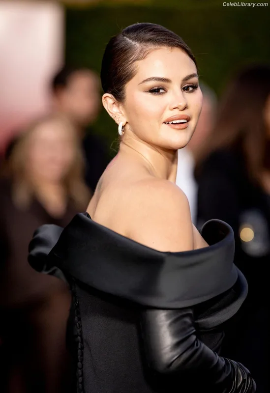 Selena Gomez photo 17 of 3523