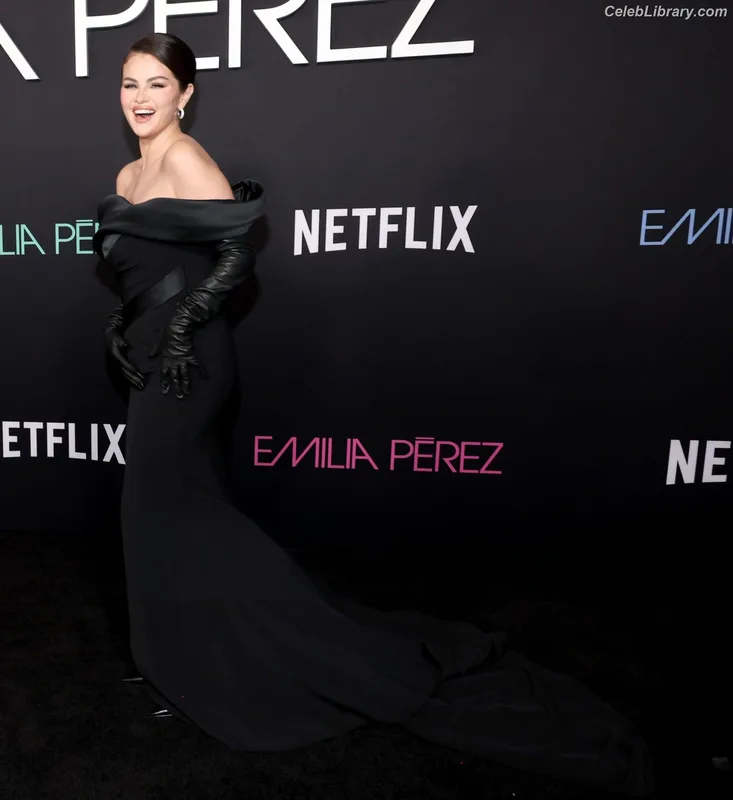 Selena Gomez photo 18 of 3523