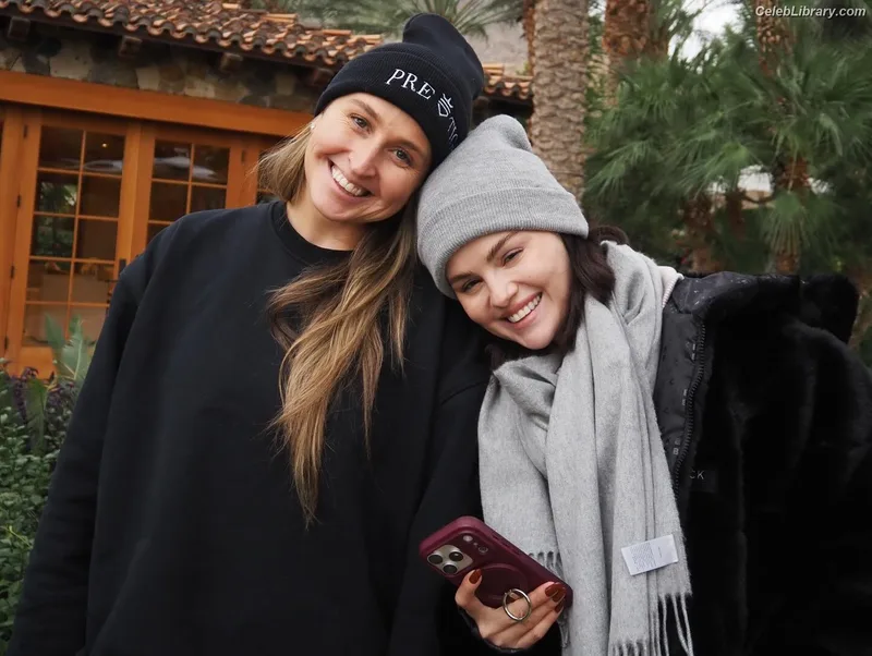 Selena Gomez photo 1 of 3523