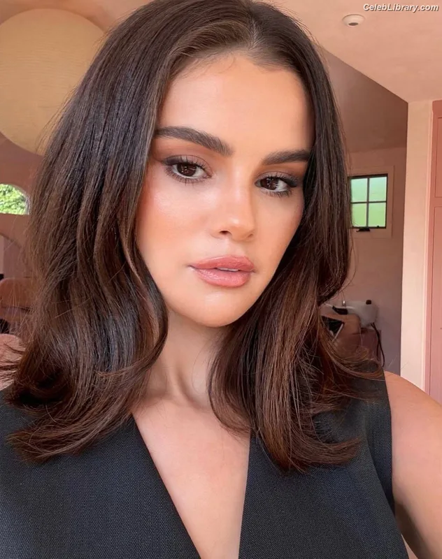 Selena Gomez photo 3 of 3523