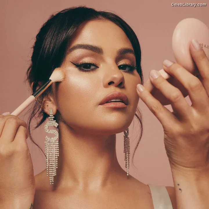 Selena Gomez photo 4 of 3523