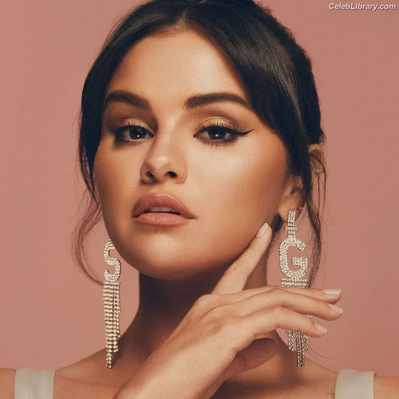 Selena Gomez photo 5 of 3523