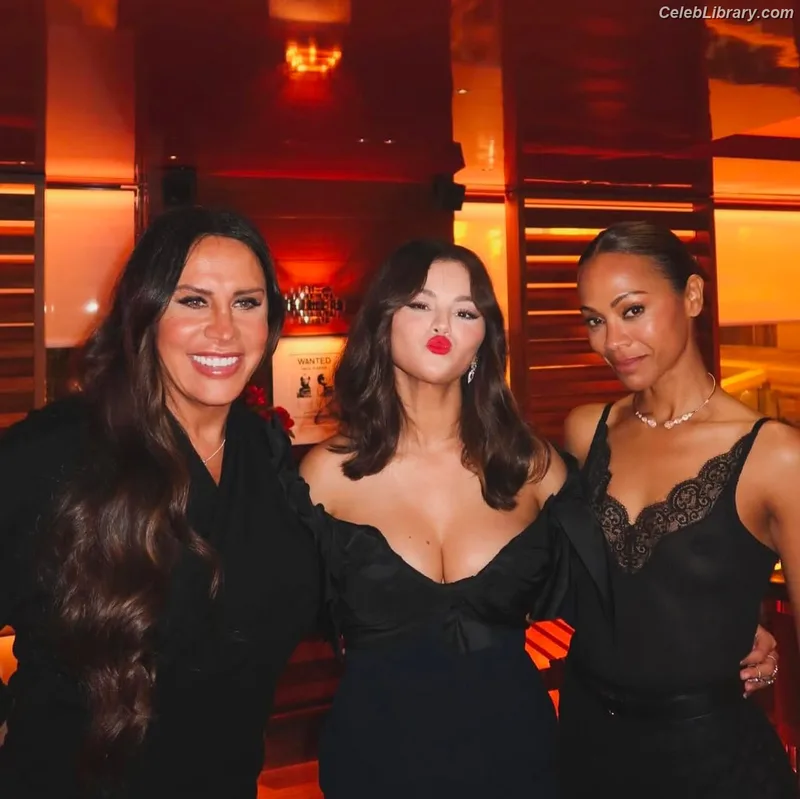 Selena Gomez photo 6 of 3523
