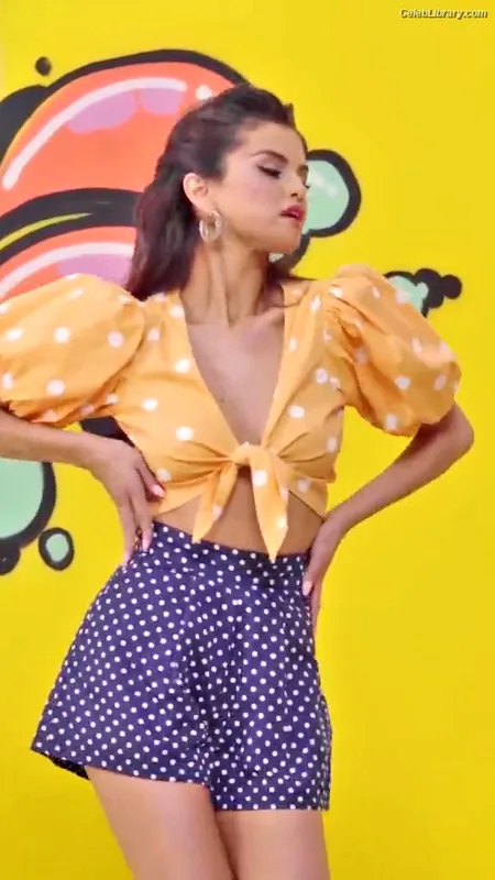 Selena Gomez photo 8 of 3523