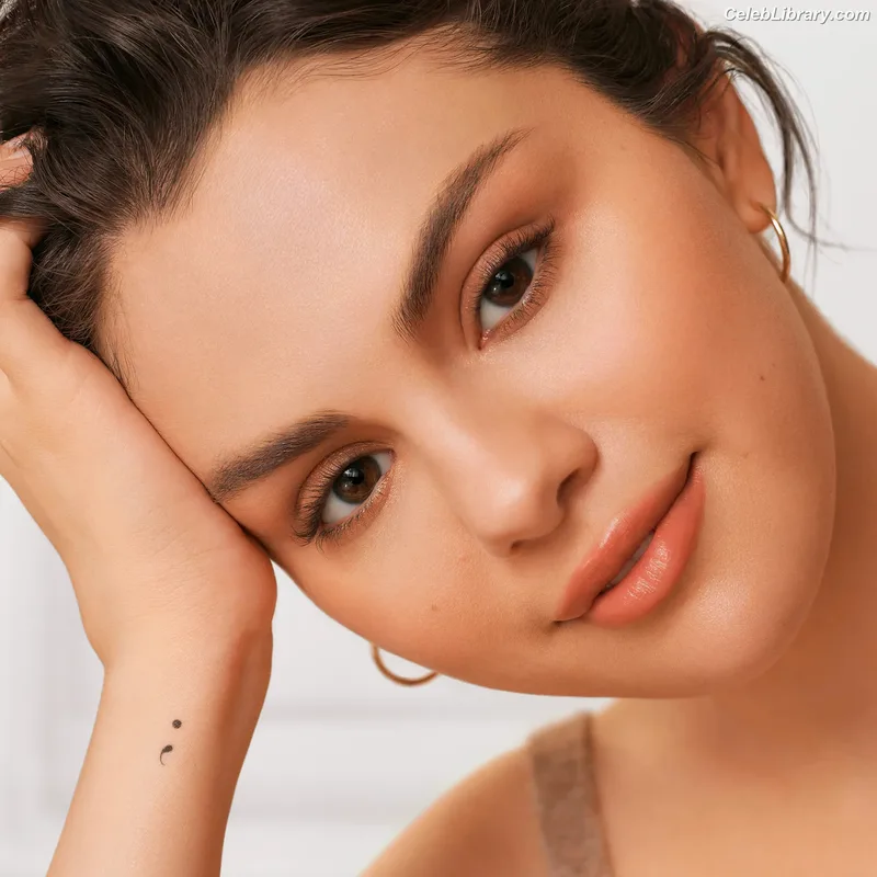 Selena Gomez photo 14 of 3523