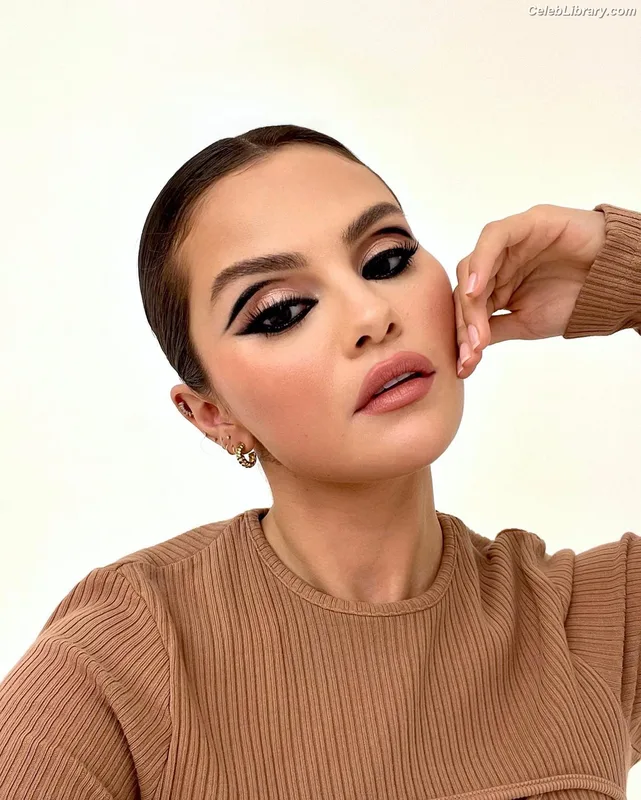 Selena Gomez photo 16 of 3523