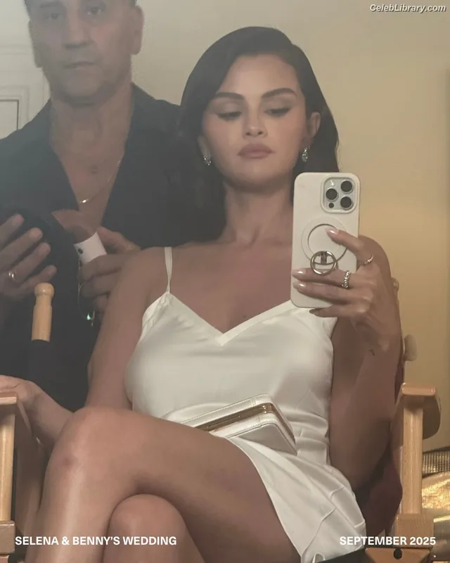 Selena Gomez photo 1 of 3523