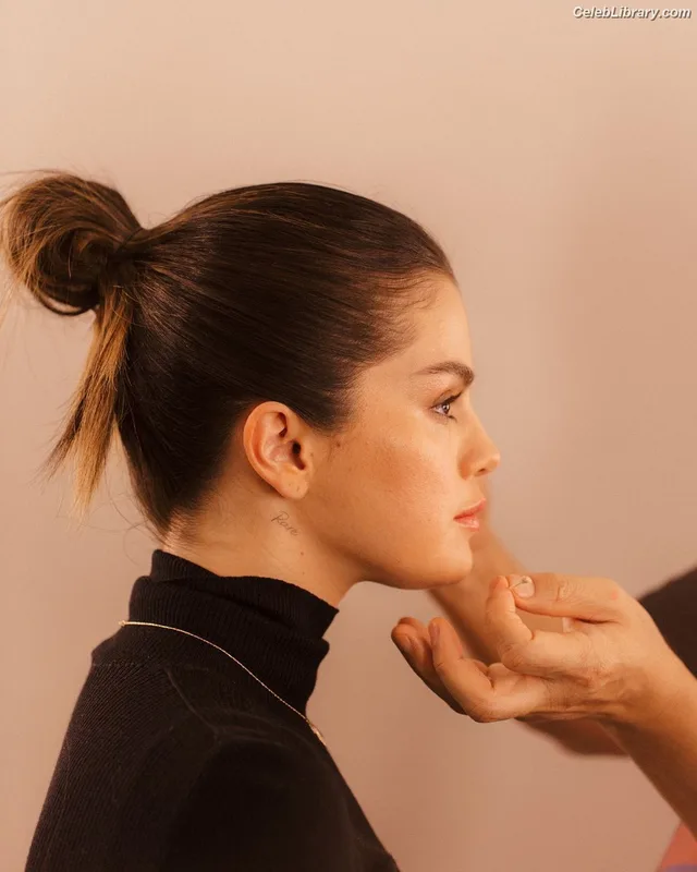 Selena Gomez photo 6 of 3523