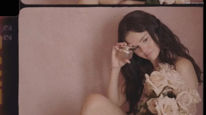Selena Gomez photo 9 of 3523