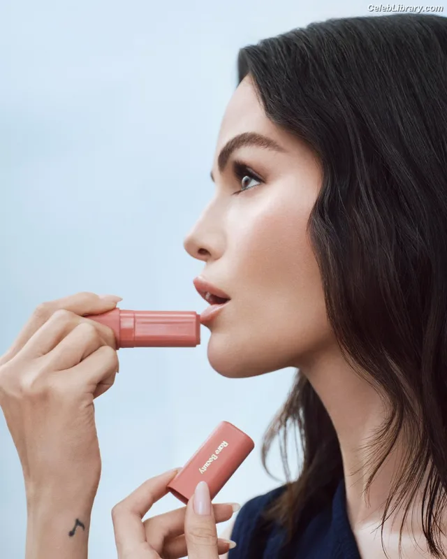 Selena Gomez photo 13 of 3523
