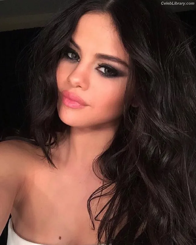 Selena Gomez photo 14 of 3523
