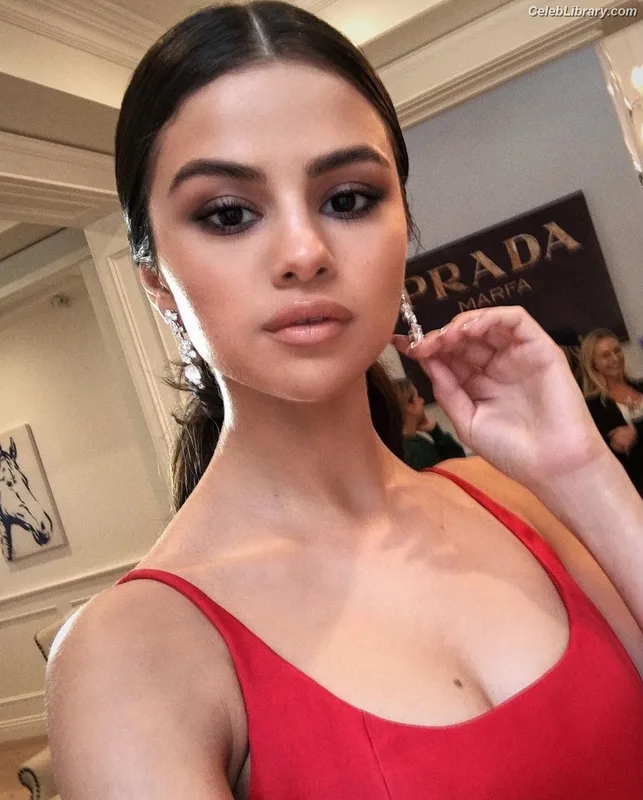 Selena Gomez photo 15 of 3523