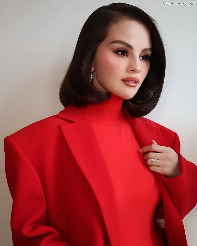 Selena Gomez photo 19 of 3523